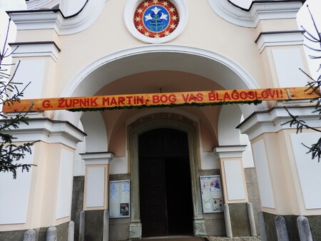 Pred vhodom v cerkev je bil postavljen napis  »G. župnik Martin, Bog vas blagoslovi«